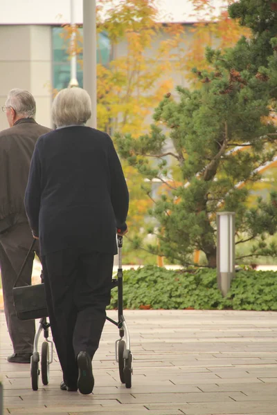 Envelhecimento Pessoas Andando Rua — Fotografia de Stock