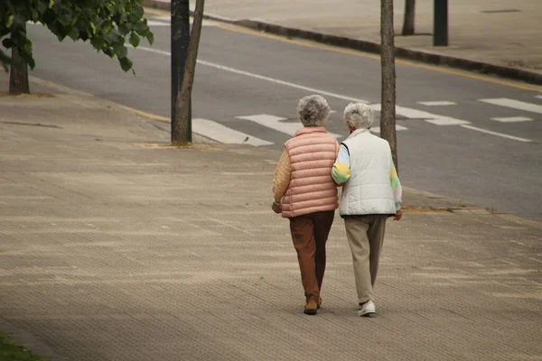 在街上散步的老年人 — 图库照片