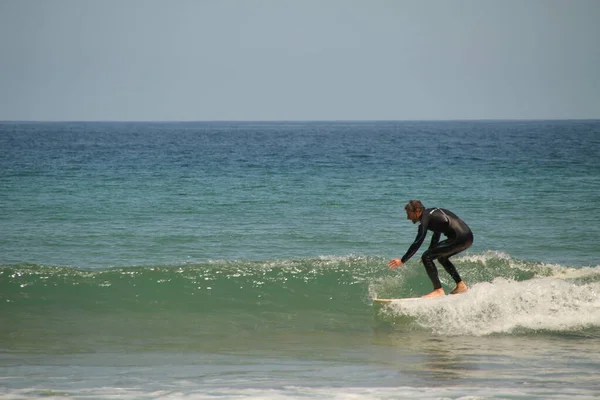 Surfing Στις Ακτές Της Χώρας Των Βάσκων — Φωτογραφία Αρχείου