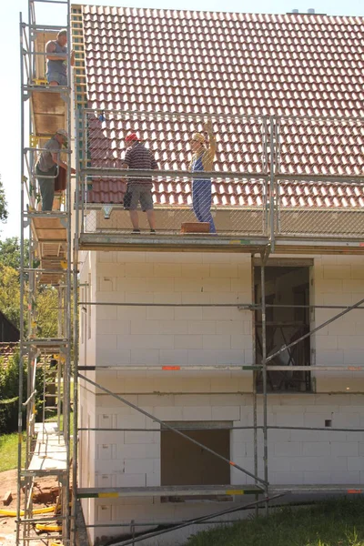 İnşaat alanında çalışıyorum.