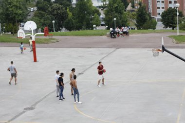 Sokak sahasında basketbol oynamak