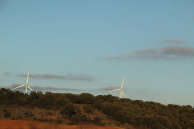 Yel değirmenleri kırsalda