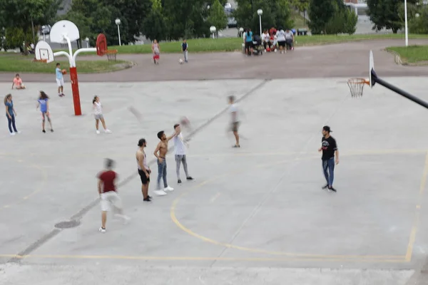 Παίζοντας Μπάσκετ Ένα Γήπεδο Του Δρόμου — Φωτογραφία Αρχείου