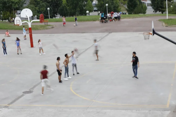 Jugar Baloncesto Una Cancha Callejera —  Fotos de Stock