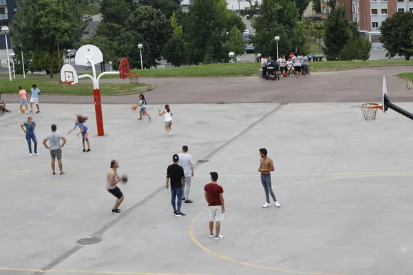 Hraní Basketbalu Hřišti — Stock fotografie