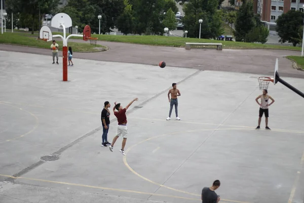 ストリートコートでバスケットボールをする — ストック写真