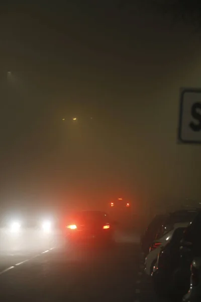 Autofahren Einer Nebligen Nacht — Stockfoto