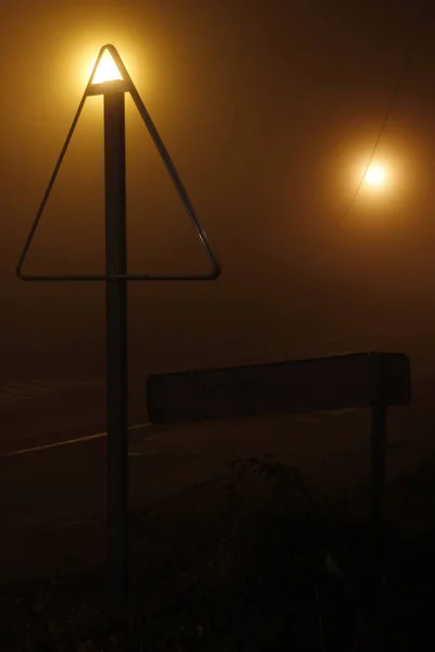 Conducir Una Noche Niebla —  Fotos de Stock