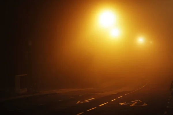 Conducir Una Noche Niebla —  Fotos de Stock