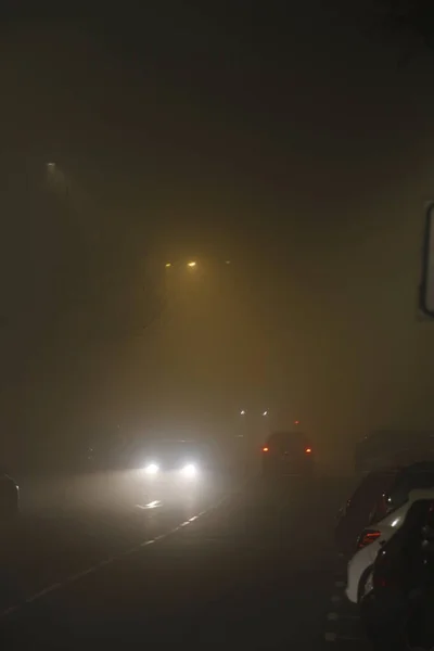 霧の夜の運転 — ストック写真