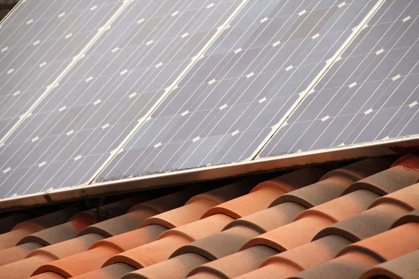 Painel Solar Telhado Uma Casa — Fotografia de Stock