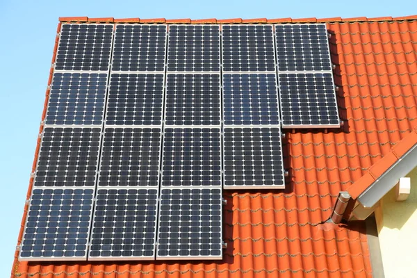 Pannello Solare Sul Tetto Una Casa — Foto Stock