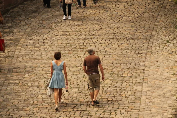 Couple Wwalking Dans Rue — Photo