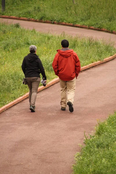 Casal Passeando Rua — Fotografia de Stock