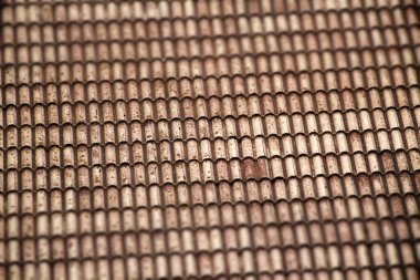 Bir evdeki kiremitlerden yapılmış çatı