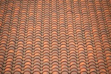 Bir evdeki kiremitlerden yapılmış çatı