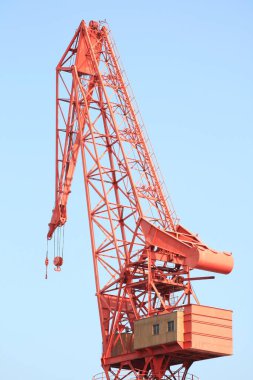 Crane Bilbao 'nun nehir kıyısında.