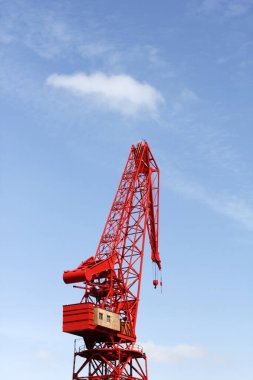 Crane Bilbao 'nun nehir kıyısında.