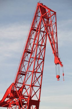 Crane Bilbao 'nun nehir kıyısında.