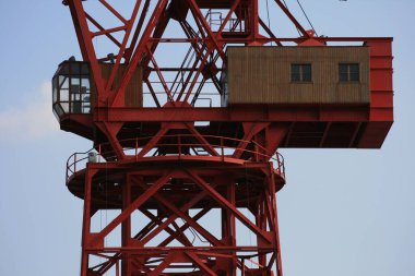 Crane Bilbao 'nun nehir kıyısında.