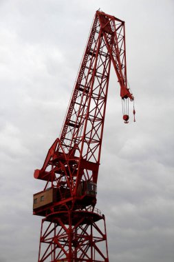 Crane Bilbao 'nun nehir kıyısında.