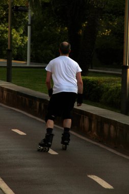 Parkta paten kayarken