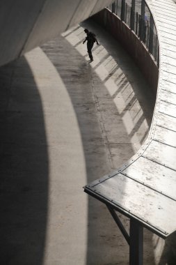 Parkta paten kayarken