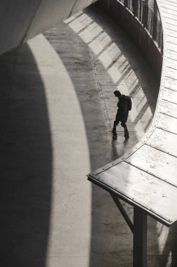 Parkta paten kayarken