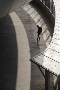 Parkta paten kayarken