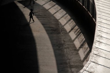 Parkta paten kayarken