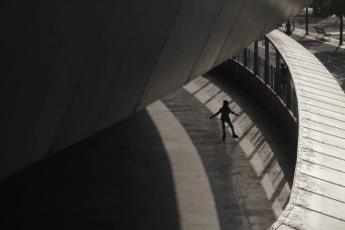 Parkta paten kayarken