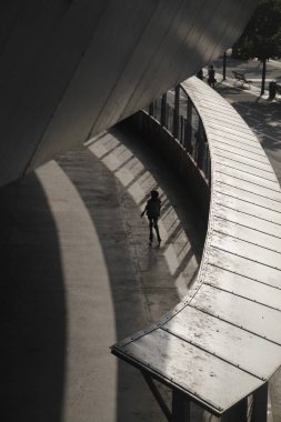 Parkta paten kayarken