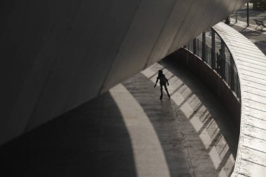 Parkta paten kayarken