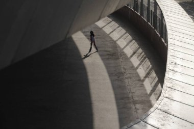 Parkta paten kayarken