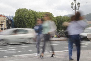 Sokakta yürüyen insanlar