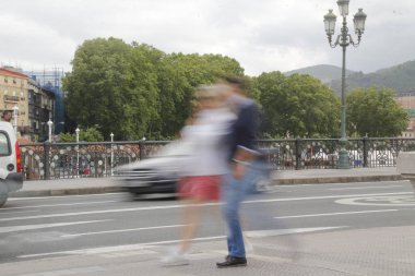 Sokakta yürüyen insanlar