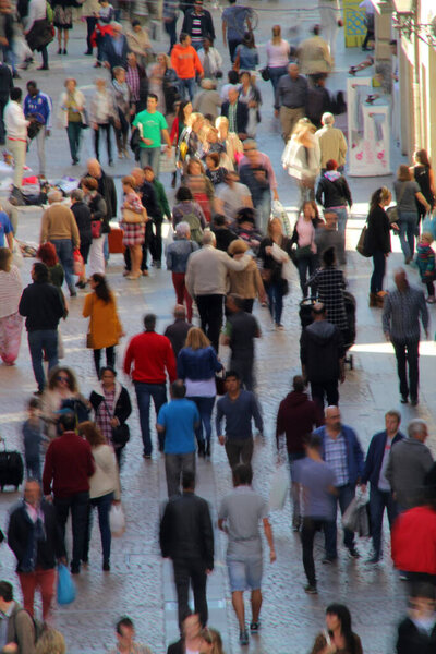 Люди, идущие по улице