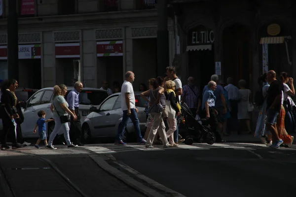Люди Ходять Вулицею — стокове фото
