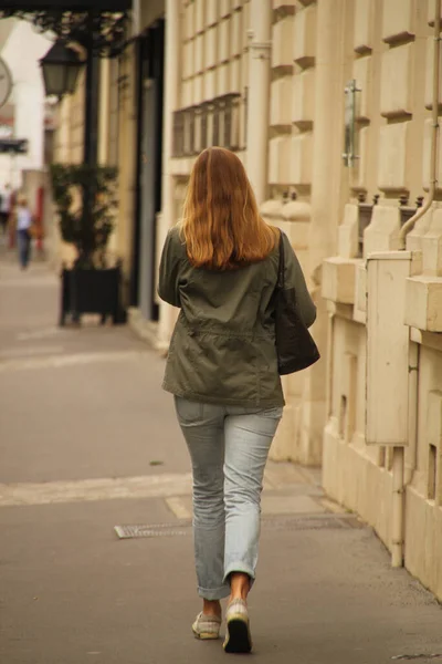 Junge Mädchen Auf Der Straße — Stockfoto