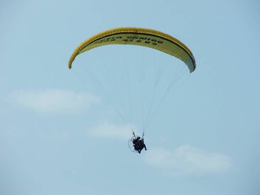 Bir yaz gününde paraşütle atlamak