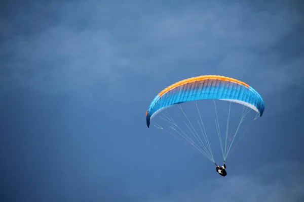 Paragliden Een Zomerdag — Stockfoto