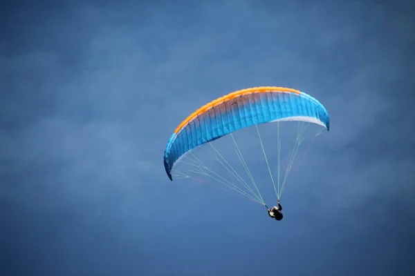 Paragliden Een Zomerdag — Stockfoto