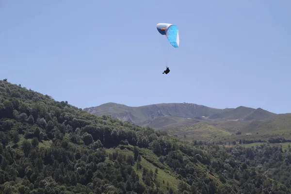 Bir Yaz Gününde Paraşütle Atlamak — Stok fotoğraf