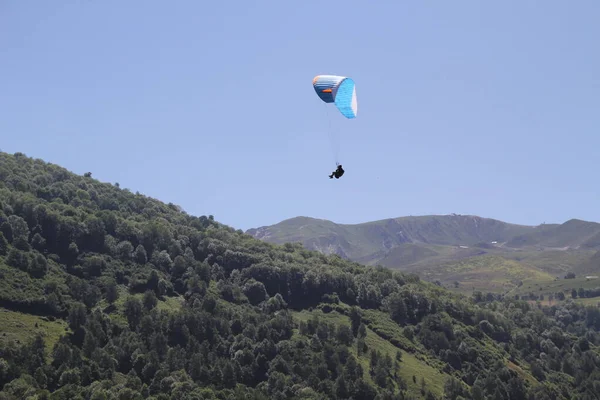 Bir Yaz Gününde Paraşütle Atlamak — Stok fotoğraf