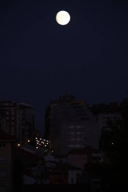 Geceleyin ay manzarası