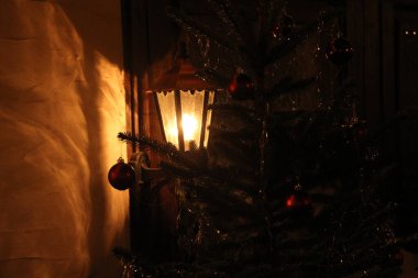 Şehir ortamında fener.