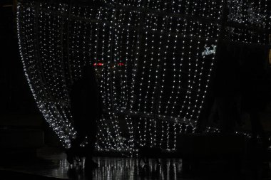 Noel zamanı sokakları aydınlatan