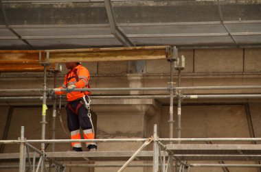 Kentsel bir çevrede inşaat alanı