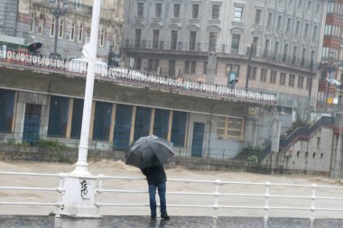 Yağmurlu bir günde şehirde yürümek