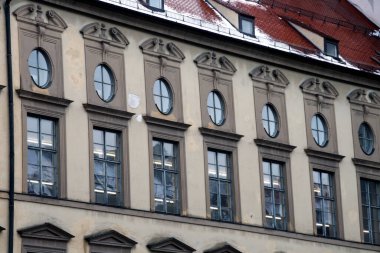 Yağmurlu bir günde şehirde yürümek